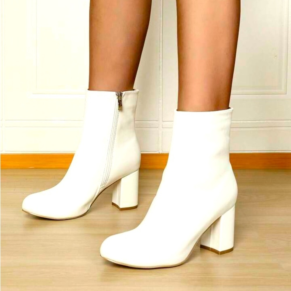 Elegant side zipper boots
